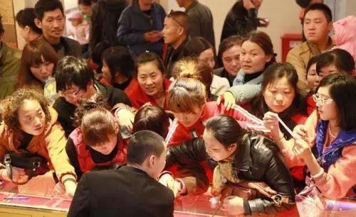 青岛大妈爆料新闻视频下载,揭秘新闻背后的真相