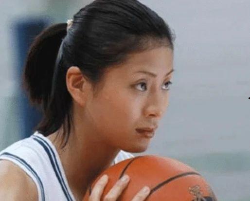 易建联老婆爆料视频大全,揭秘篮球巨星背后的温馨故事